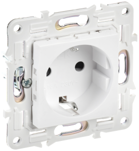Розетка 1-м 16А С/У З/К со шторками Арктический белый Skandy