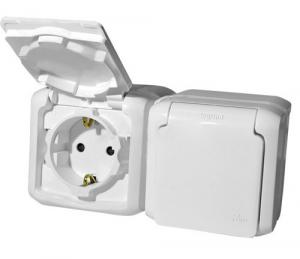 Розетка 2-я с/з с шт IP44 белый Legrand Quteo